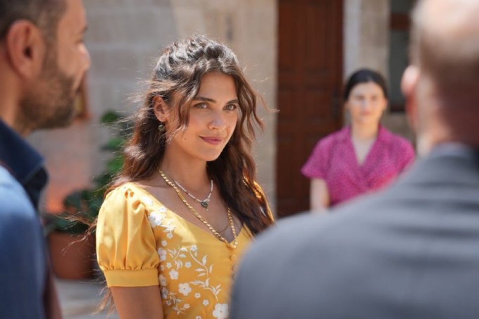 الكاتب لو يفهم راح يخليه يحب يلدز في المشهد الاخير
من الحلقه الاخيره يحلب قصتهم لان هذة القصة اللي
راح تهتم فيها التيزة والفانز