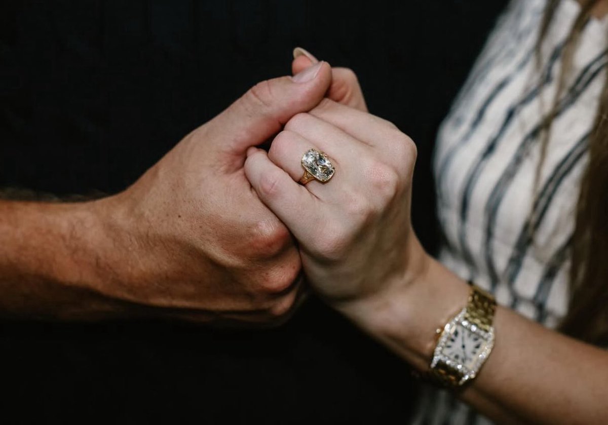 No puedo explicarlo pero este anillo es tan taylor swift que hasta taylor swift seguramente se sorprendió al ver lo taylor swift que era