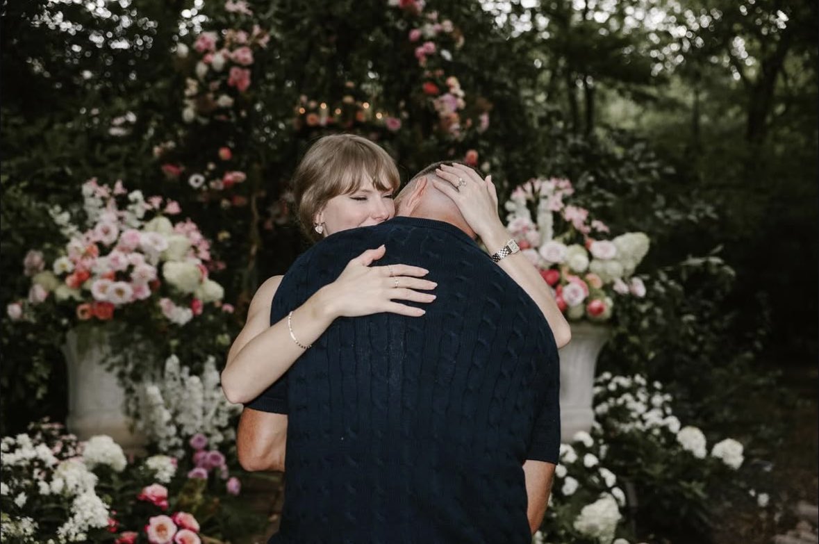 vahern's tweet photo. @taylornation13 “If you know, you know you know, you know.. then you know.” @taylornation13 @taylorswift13 @tkelce #SoHighschool #LoveStory https://t.co/oFCpfR2ovl