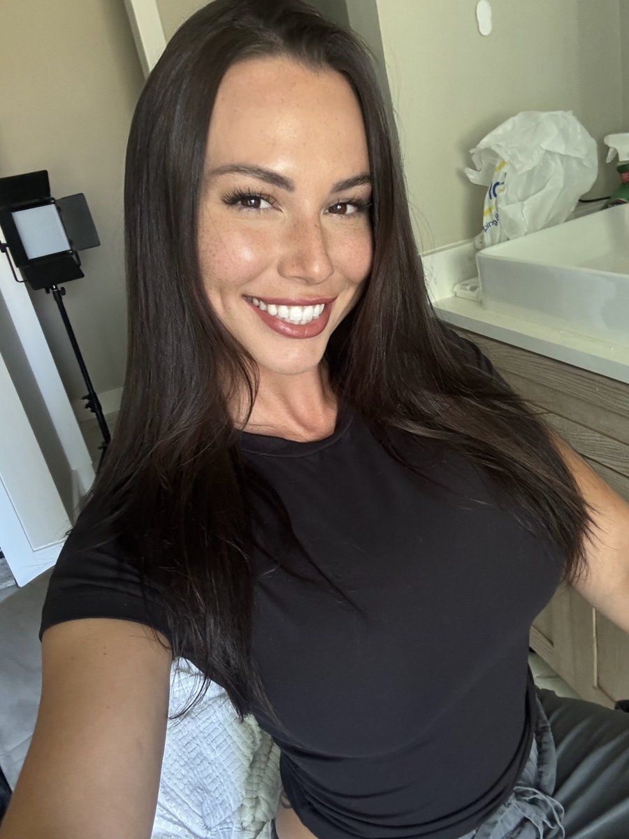 Aidra Fox tweet media