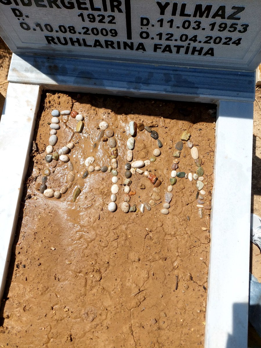 Babamın mezarının karşısındaki mezar... kalbimi bıraktım