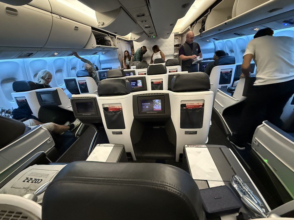 jmmanion's tweet photo. #buyerbeware What @Delta shows you what you get for #DeltaOne (pics 1&amp;2) &amp; what you actually get (pics 3&amp;4) are not the same at all &amp; especially to Honolulu for thousands of $ ticket! A Highly Disappointed #goldmedallion member. #baitandswitch https://t.co/c24Rm0Df3l