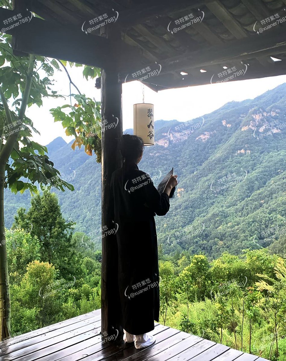 拜了祖师、着了道袍、念了清心咒。

本以为能戒掉一切俗念，结果我太小瞧人内心的性欲了，拿起手机的 哪一刻全破功了...

清规是清规，我心还是被欲望惹乱了~