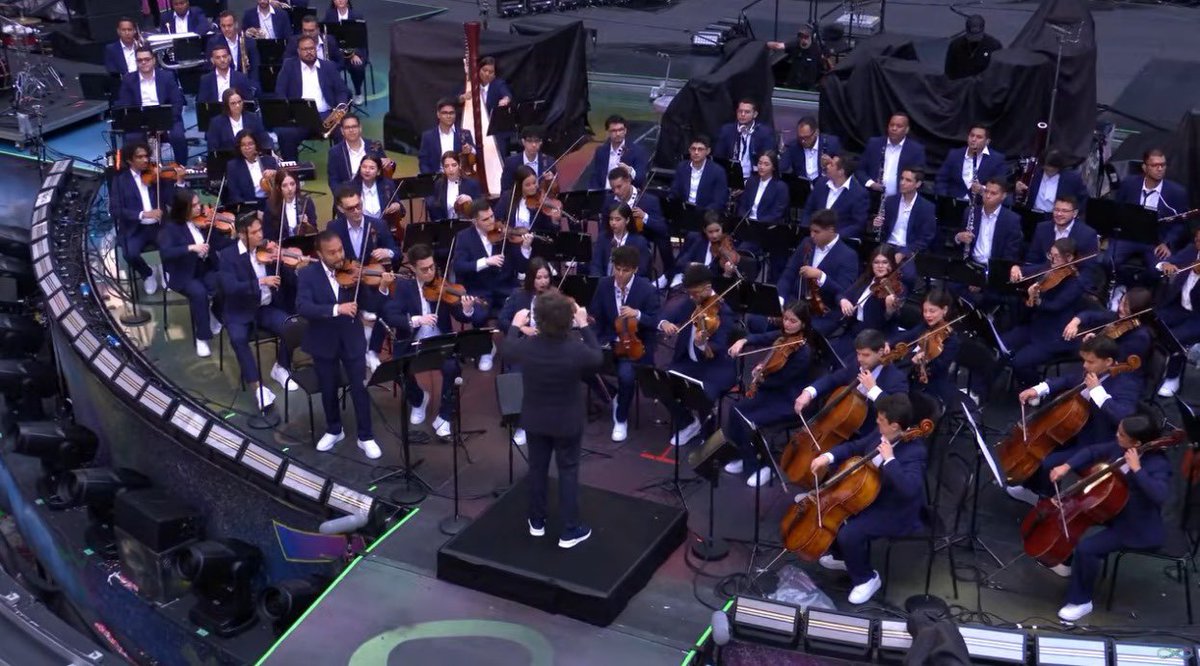 Pablo Andrés Quintero (@pabloquinterove) on Twitter photo El gran <a href="/GustavoDudamel/">Gustavo Dudamel</a> vuelve a dejar a Venezuela en alto en el concierto de Coldplay. 🇻🇪 El gran <a href="/GustavoDudamel/">Gustavo Dudamel</a> vuelve a dejar a Venezuela en alto en el concierto de Coldplay. 🇻🇪