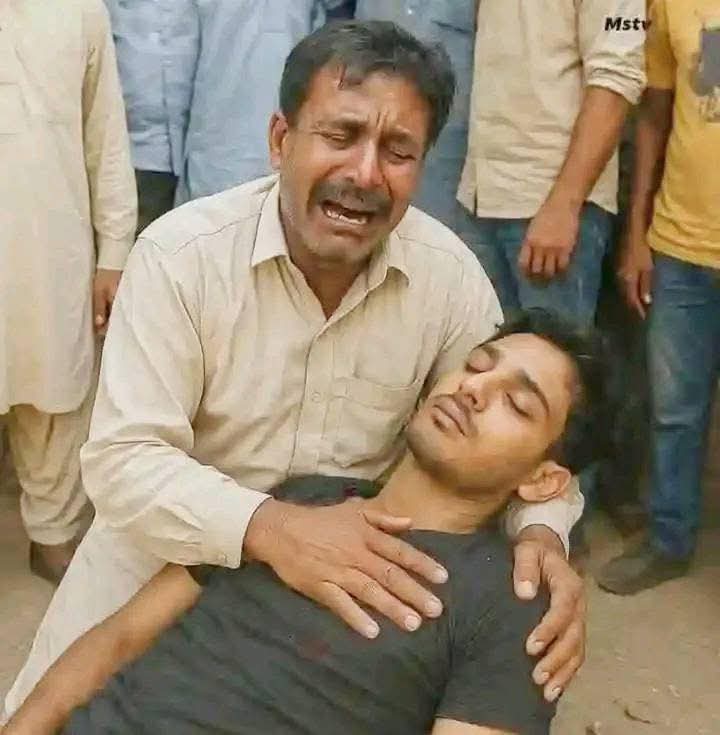 ھي  جوان پٽ جي لاش تي پيء جون اڀ ڏاريندڙ رڙيون ھن نااھل رياست ۽ زرداري جي 18 سالا غنڊا راڄ تي فرياد ڪري رھيون آھن جن ھٿ وٺي سنڌ جي اترئين ضلعن کي ڌاڙيلن ۽ برادري جھيڙن جي باھ ۾ اڇلائي ڇڏيو آھي سڄي سنڌ ڏوھارين جي جنت بڻيل آھي پر وقت جا نيرو بانسري وڄائڻ ۾ پورا آھن