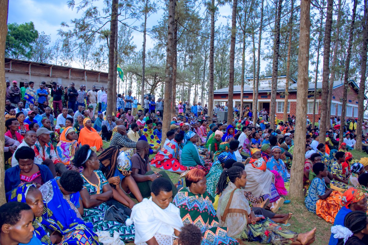 Nyagatare District (@nyagataredistr) on Twitter photo Mu Mirenge yose y'Akarere hateraniye inteko rusange z'abaturage. Umuyobozi w'Akarere Wungirije Ushinzwe Iterambere ry'ubukungu Matsiko Gonzague, ari kumwe n'Abagize inzego z'umutekano bifatanyije n'abaturage bo mu Murenge  wa Rukomo ku Kagari ka Rugarama. Mu Mirenge yose y'Akarere hateraniye inteko rusange z'abaturage. Umuyobozi w'Akarere Wungirije Ushinzwe Iterambere ry'ubukungu Matsiko Gonzague, ari kumwe n'Abagize inzego z'umutekano bifatanyije n'abaturage bo mu Murenge  wa Rukomo ku Kagari ka Rugarama.