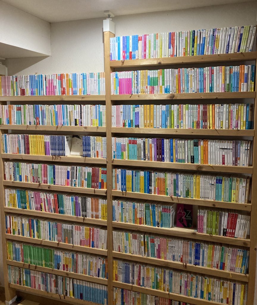 ソロキャンプが趣味の父、せっかくなら読書を趣味にしたらいいじゃん！と、本棚を眺めながらいろいろ話した。自分の好きな本、母が生前好きだった本、どれも思い出ばかりの本棚です（父のDIY！）