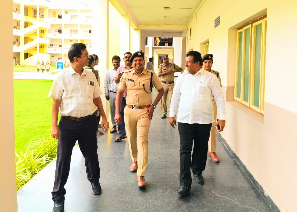 police_guntur's tweet photo. / /బాధ్యతాయుతంగా మెలిగితే భవిష్యత్తు బంగారుమయం అవుతుంది. -- గుంటూరు జిల్లా ఎస్పీ శ్రీ సతీష్ కుమార్ ఐపీఎస్ గారు,.//
@APPOLICE100 
@HomeMinisterAP 
@AndhraPradeshCM 
@APDeputyCMO 
#PublicSafety
 #CrimePrevention
#SmartPolicing
#PoliceOnDuty
 #CrimeFreeGuntur
 #ProblemResolution https://t.co/JYu9DQbgYH