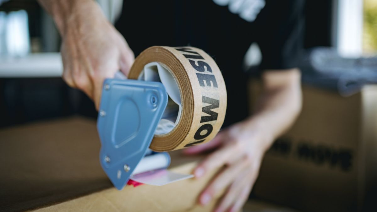 WiseMoveUAE's tweet photo. Moving tip that saves your back ➡️ Heavy items like books go in small boxes ➡️ Light items like bedding go in big boxes.

Simple switch = smoother move. #WiseMove #MovingTips https://t.co/7V8SEuW2Ln