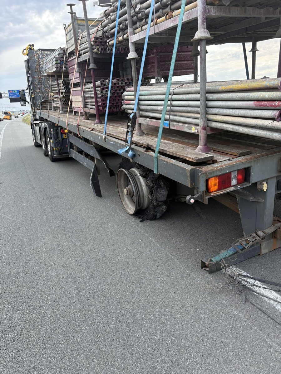 Vrachtwagen met klapband zorgt voor afsluiting rechterrijstrook op A2 richting Utrecht