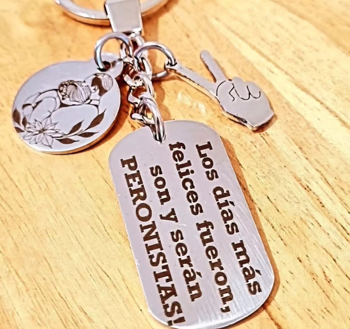 Muy buenos días para tod@s! 
Ayer llegué tan cansada del laburo que entré como Flash a X. Fue muy lunes ayer....... 😓. 
Hoy con las pilas más cargadas, arrancando a full. Y de yapa regalito de una Compañera! 🥰
Y a ustedes les deseo que tengan un excelente martes. 🫂✌