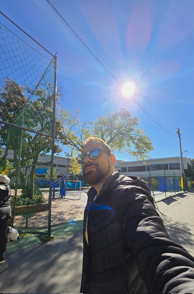 Buen día humanos 👽

Hoy tocó salir al sol ☀️