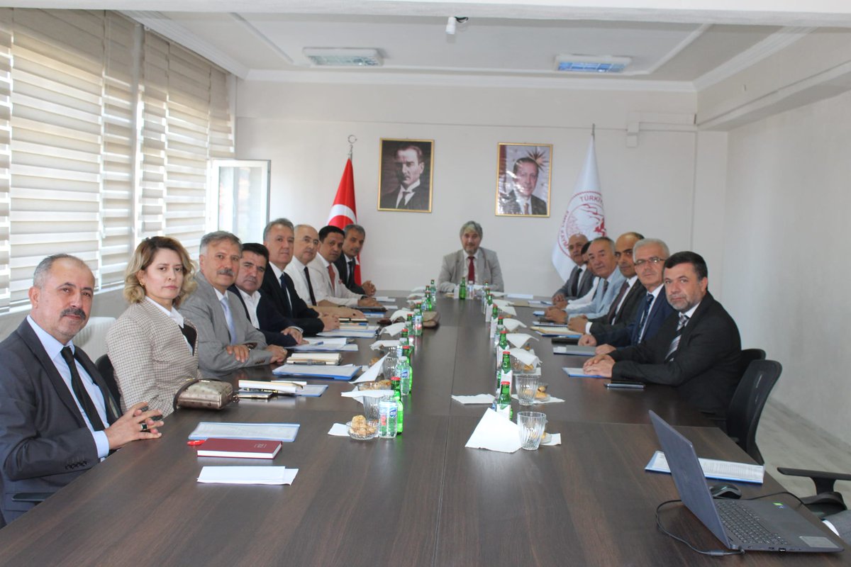 📌 İl Millî Eğitim Müdürümüz Mustafa YILMAZ başkanlığında, 2025-2026 Eğitim Öğretim Yılı hazırlıklarını değerlendirmek üzere İlçe Millî Eğitim Müdürleri Toplantısı Emet Kaymakamlığı hizmet binasında gerçekleştirildi.

Toplantıya İl Millî Eğitim Müdür Yardımcımız Hakan GÖLPINAR ve