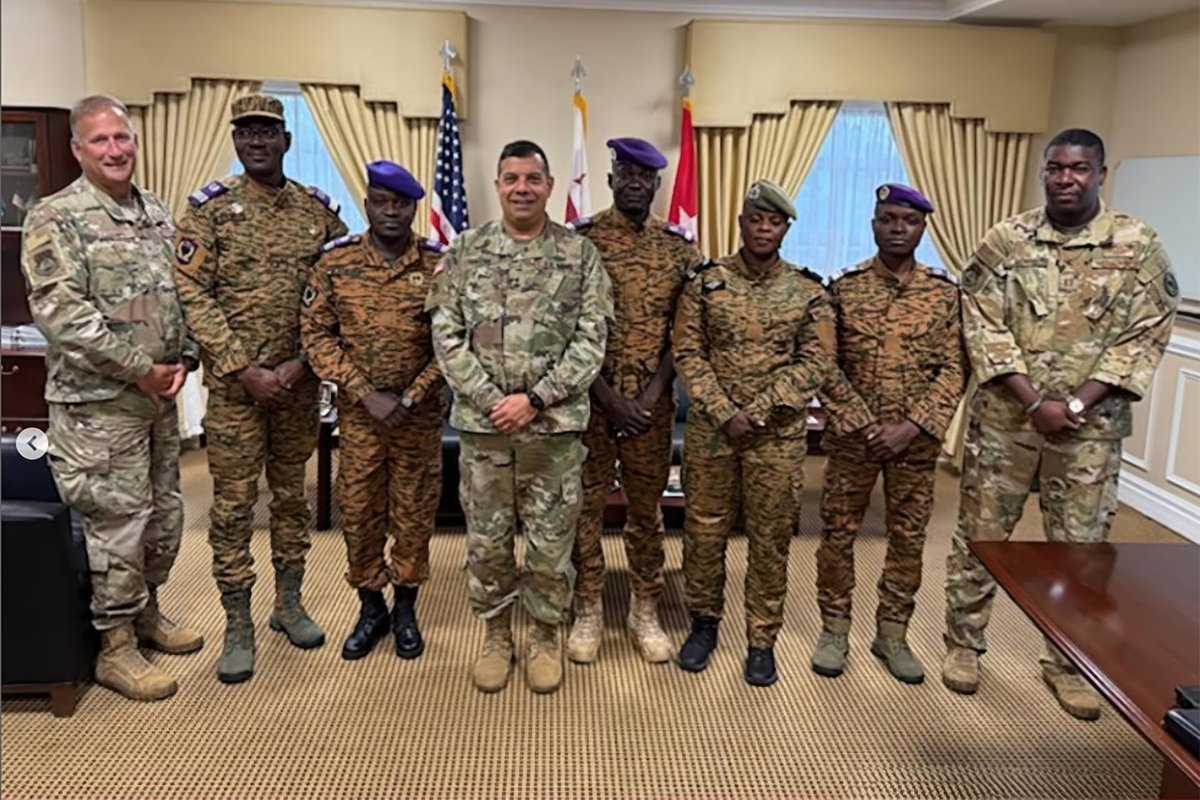 clashreport's tweet image. Washington Seeks to Develop a New Strategy in the Sahel
- In recent days, the US has re-engaged in Mali, Burkina Faso, and Niger under the motto “trade, not aid.”
- Senior American officials have paid successive visits to Bamako, Ouagadougou, and Niamey.
- This approach…