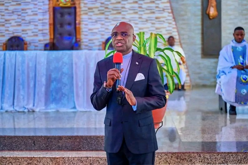 BREAKING: Benue State House of Assembly suspends ex-speaker Aondona Dajoh for three months for allegedly trying to impeach Governor Alia of Benue State. 

Dajoh had on Sunday tendered his resignation as Speaker, after which an emergency sitting was held same Sunday, where Alfred