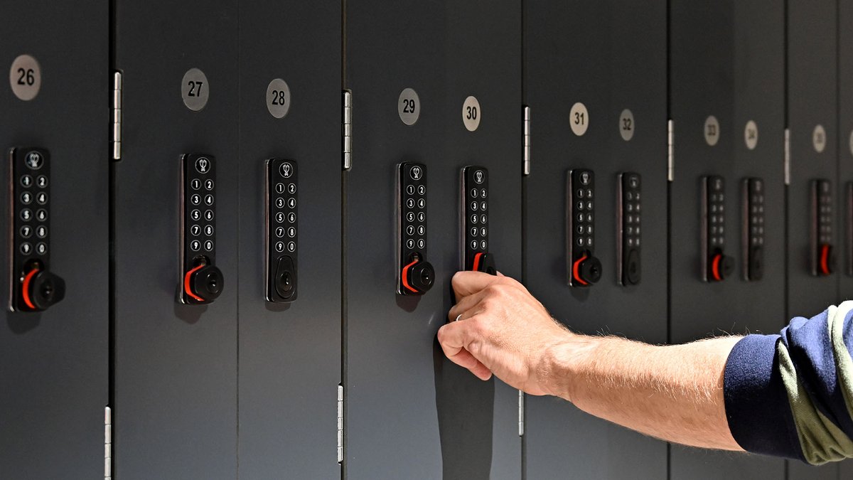 ActiveScore's tweet image. 🚲 Cycle storage, showers & changing spaces are essential to future-ready workplaces.
One Centenary Way, Birmingham shows how it’s done: Platinum #ActiveScore, high-quality end-of-trip facilities & smart design.
📖 @TurvecSolutions case study:
turvec.com/case-studies/o…