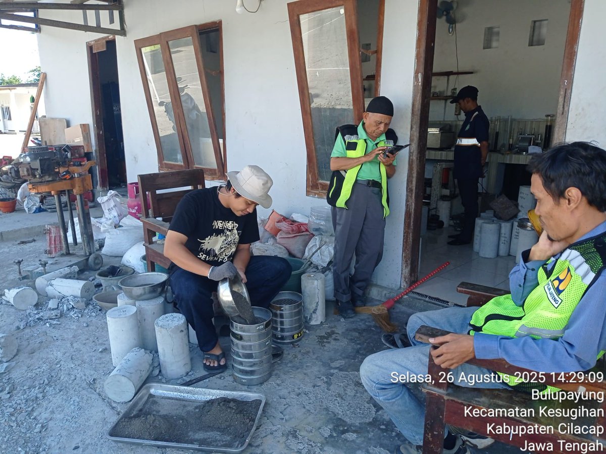 ppks01's tweet photo. Test kadar lumpur dan uji gradasi pasir untuk paket pekerjaan Rekonstruksi jalan Buntu.
@dpubmckjateng https://t.co/A4GQ0xRXDR
