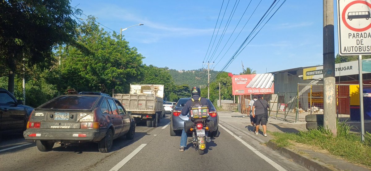 ssanchezgram's tweet photo. Trafico pesado sobre autopista Comalapa hacia San Salvador, inicia desde colonia 10 de octubre. #Tráficosv #ParqueoAsegurado #LeveColision #CargaVehicular https://t.co/n6aXJvYwyE