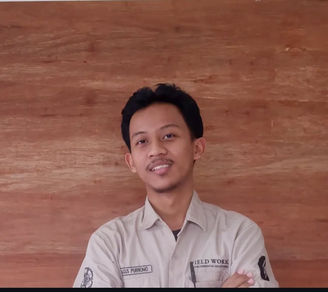 merapi_uncover's tweet photo. Mohon bantuan untuk menemukan:
Nama: Bagus Purnomo 
Usia: 23
Jenis Kelamin: Laki laki 
Ciri-ciri:
Kulit sawo matang
Tinggi badan sekitar 170 cm
Terakhir terlihat:
Tadi malam sekitar pukul 22.00 WIB
Di kamar kosnya
Sejak sore, nomor HP sudah tidak aktif | @privatsill https://t.co/fHaHCHtkyW