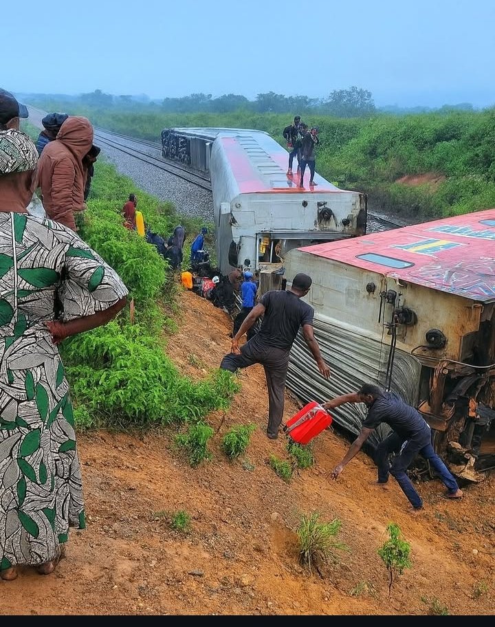 Wasagu_Designs's tweet photo. A Train traveling from Abuja to Kaduna drailed. We urge the Federal Governmnt to supply Busses to the location in order to transport the wounded to the hospital and other passengers back to Abuja.

@officialABAT @nemanigeria @FMINONigeria @MinTransportNG @PoliceNG @FRSCNigeria https://t.co/UhfP6wcMKc