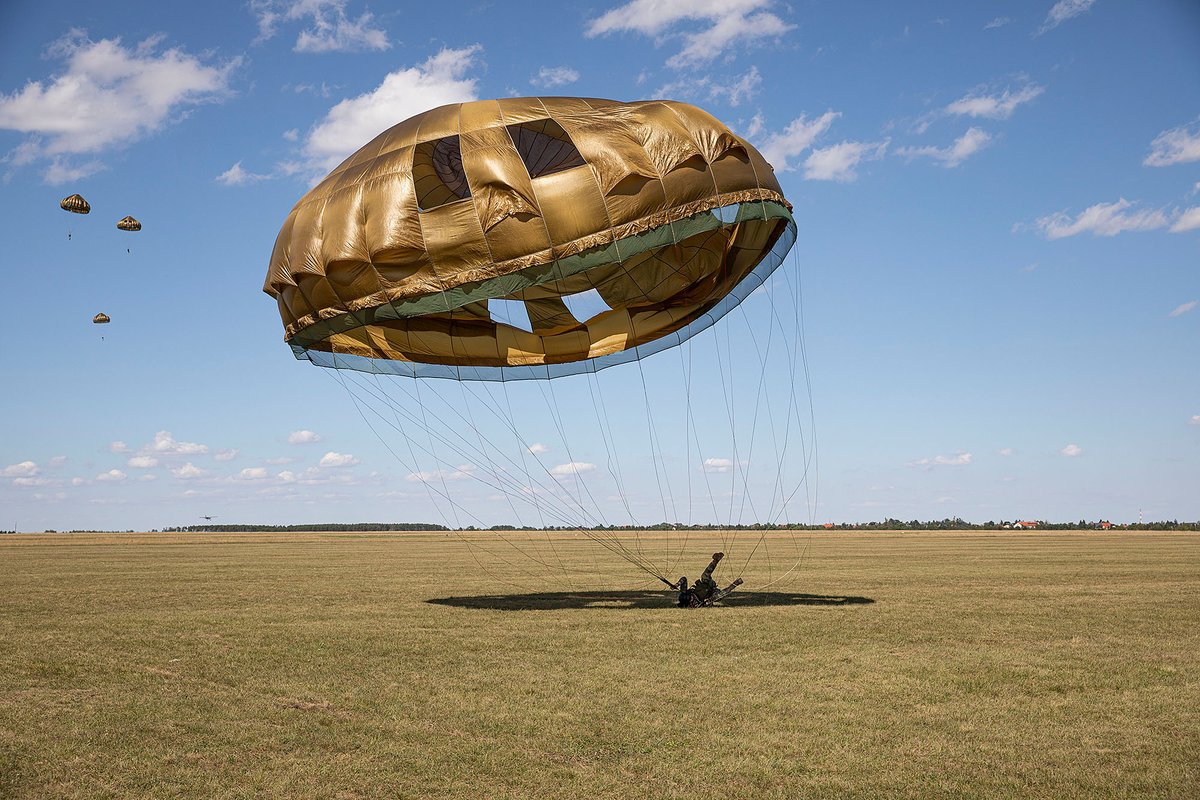 Fallschirmsprungausbildung für die Fähnriche des 1.  Jahrganges der Militärakademie: 2 Sprünge aus 400 Metern mit automatischer Schirmöffnung. #Bundesheer