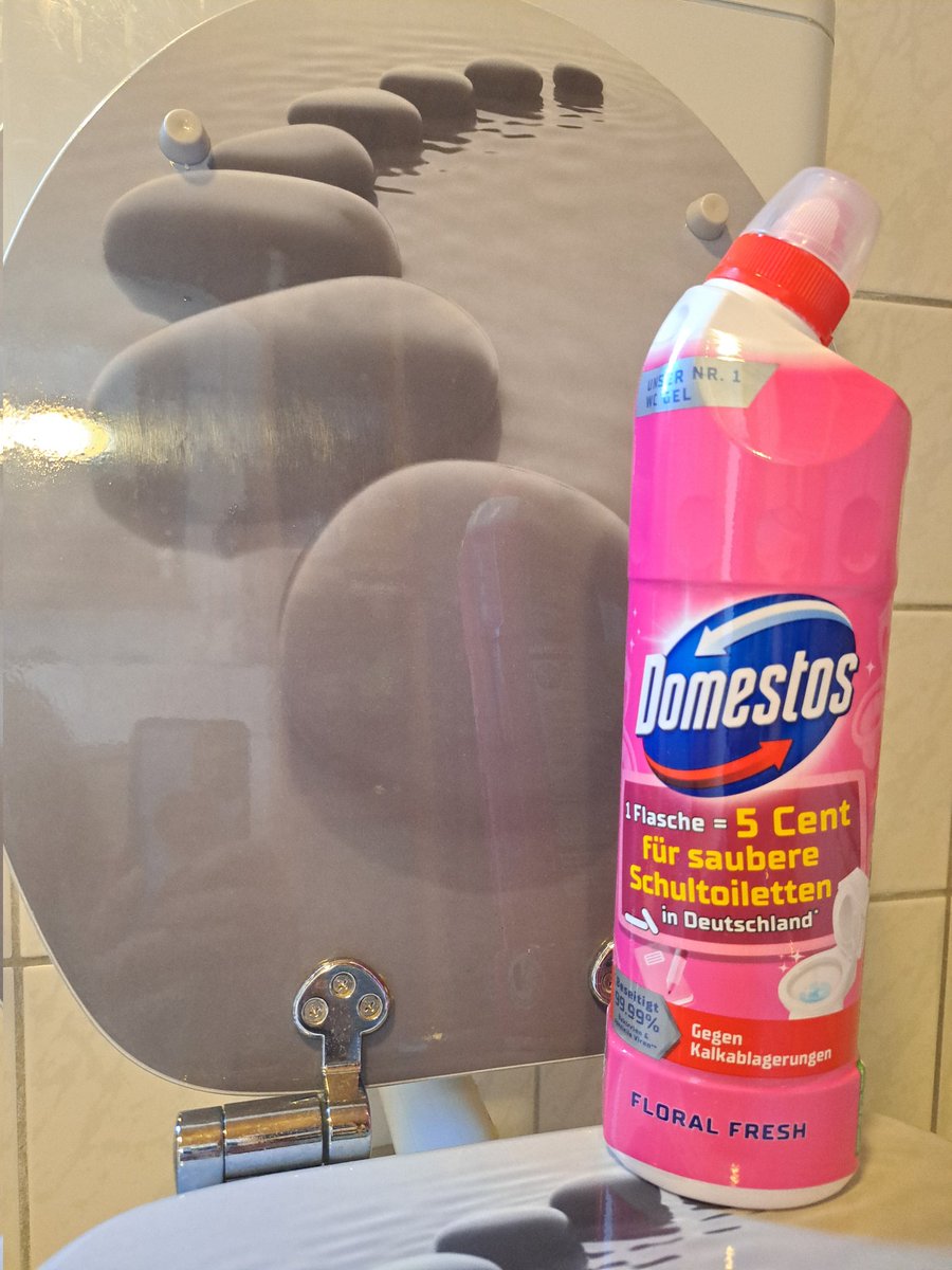 MitTesten's tweet photo. Werbung - Produkttest 

Es lässt sich mit der Flasche gut aufbringen. ca. 30 Minuten einwirken lassen.  Mit der Klobürste schrubben und fertig. 

Das  Gel riecht unaufdringlich blumig.  Ich bin mit dem Ergebnis sehr zufrieden! 

 #trnd_domestos #domestos #trnd @trnd_dach https://t.co/5a1jv49j4g