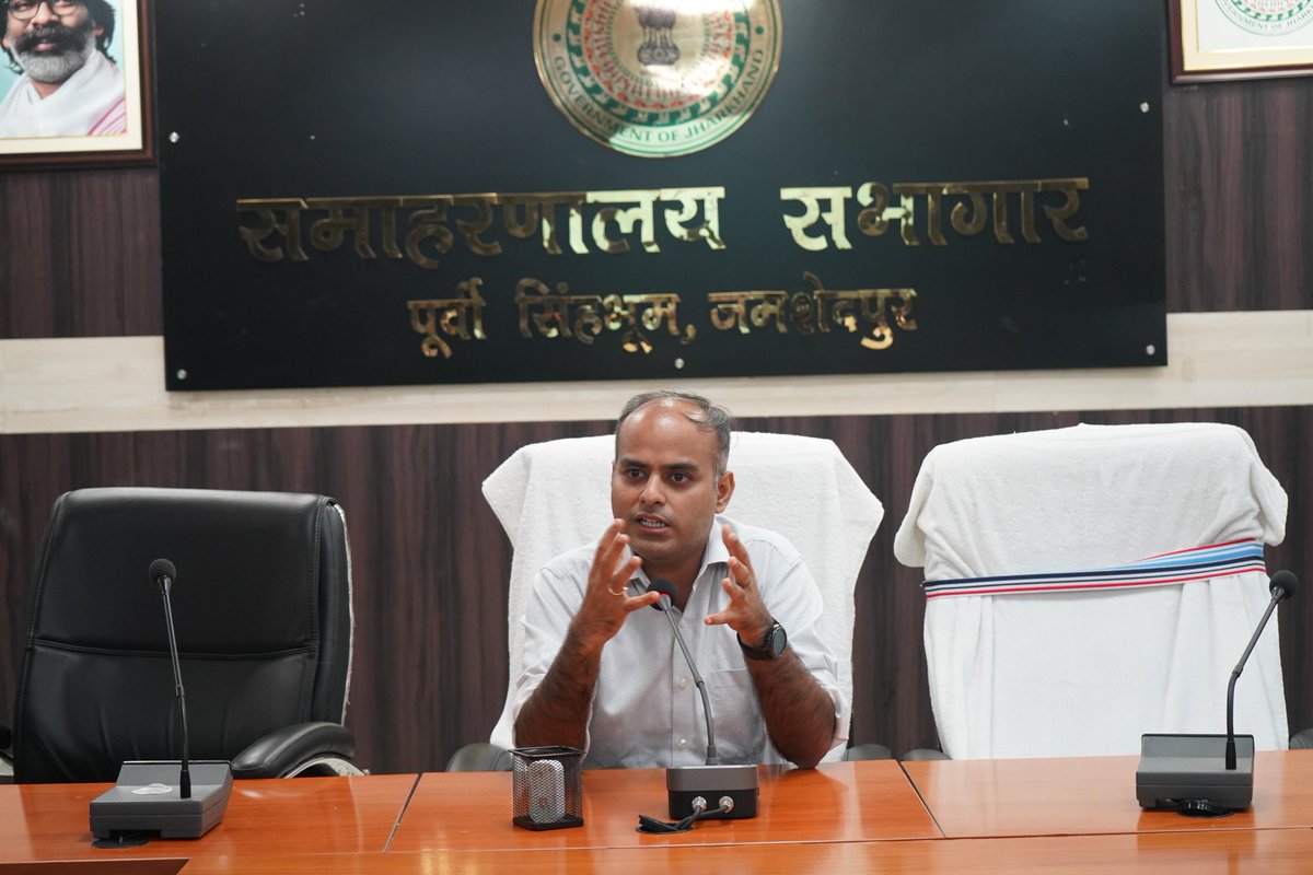 DCEastSinghbhum's tweet image. योजनाओं की ऑनलाइन मॉनिटरिंग हेतु सभी विभागों की परिसंपत्तियों का डिजिटल रिकॉर्ड रखा जाएगा। ग्राम संपत्ति- डिजिटल एसेट रजिस्टर को लेकर कार्यदायी विभागों के साथ बैठक कर आवश्यक दिशा-निर्देश दिया । यह व्यवस्था जनहित योजनाओं को प्रभावी बनाने के उद्देश्य से शुरू किया गया है ।