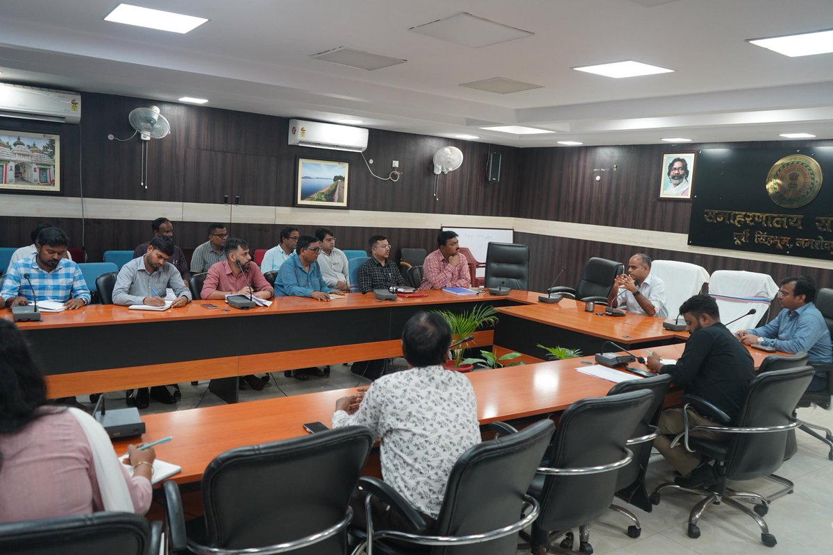 DCEastSinghbhum's tweet image. योजनाओं की ऑनलाइन मॉनिटरिंग हेतु सभी विभागों की परिसंपत्तियों का डिजिटल रिकॉर्ड रखा जाएगा। ग्राम संपत्ति- डिजिटल एसेट रजिस्टर को लेकर कार्यदायी विभागों के साथ बैठक कर आवश्यक दिशा-निर्देश दिया । यह व्यवस्था जनहित योजनाओं को प्रभावी बनाने के उद्देश्य से शुरू किया गया है ।