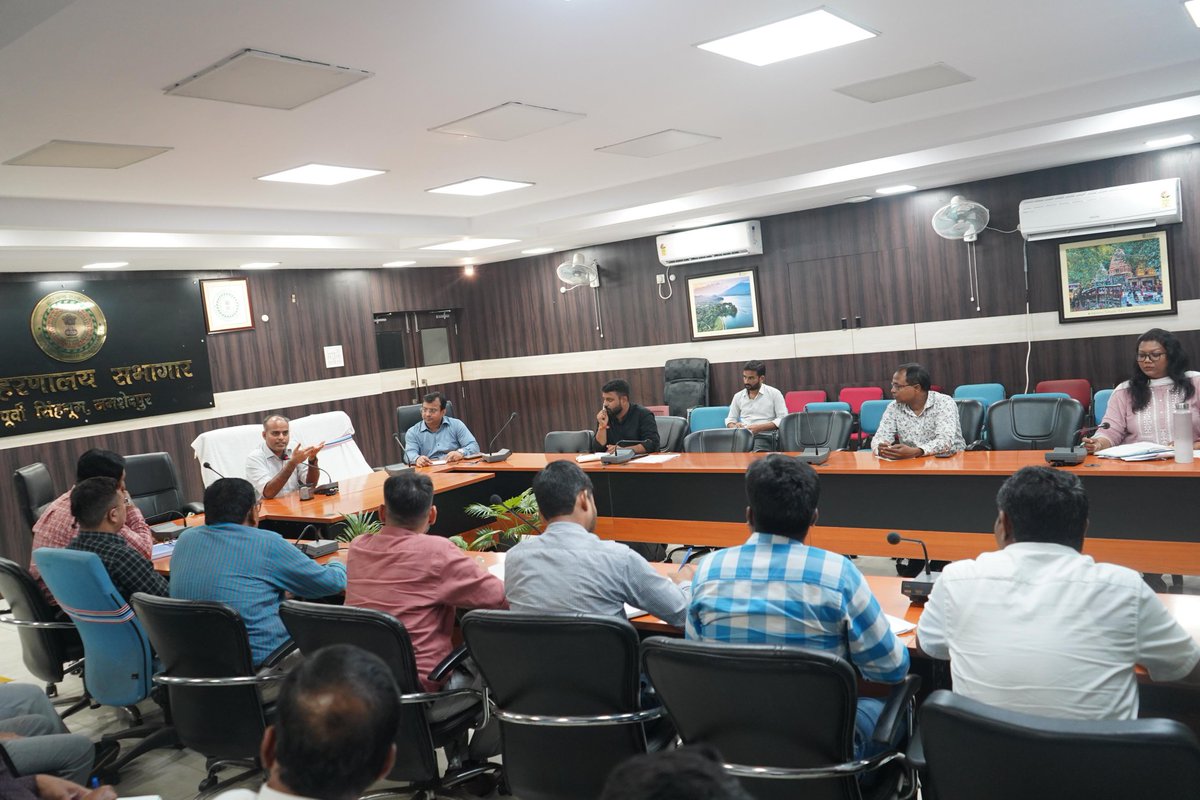 DCEastSinghbhum's tweet image. योजनाओं की ऑनलाइन मॉनिटरिंग हेतु सभी विभागों की परिसंपत्तियों का डिजिटल रिकॉर्ड रखा जाएगा। ग्राम संपत्ति- डिजिटल एसेट रजिस्टर को लेकर कार्यदायी विभागों के साथ बैठक कर आवश्यक दिशा-निर्देश दिया । यह व्यवस्था जनहित योजनाओं को प्रभावी बनाने के उद्देश्य से शुरू किया गया है ।