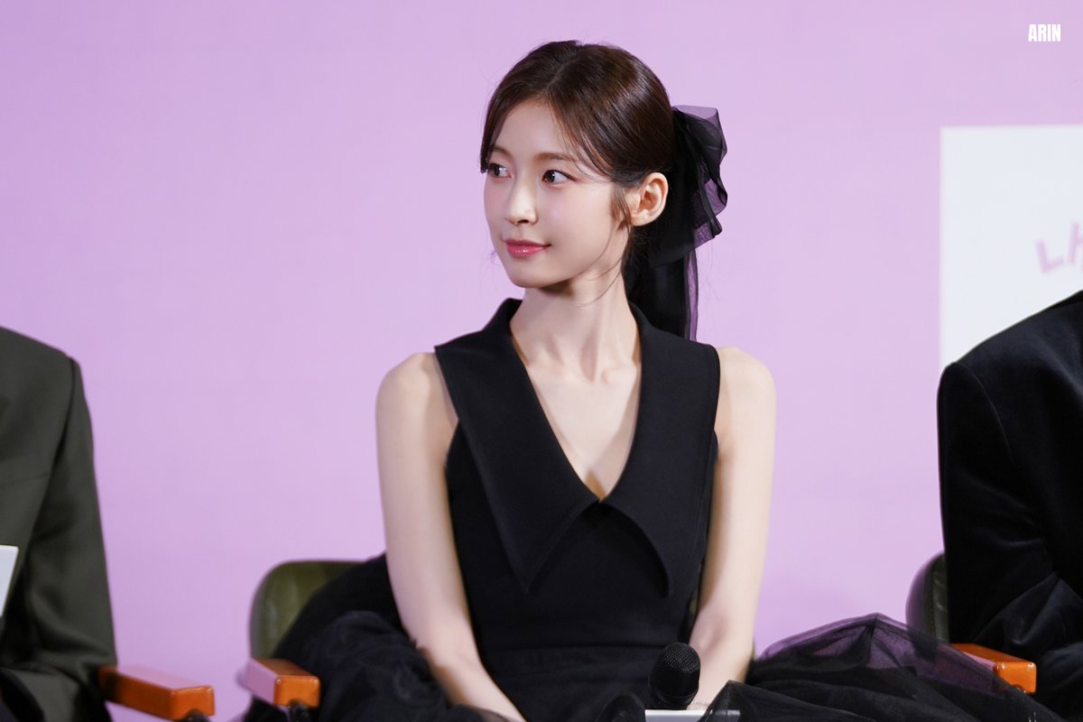 heejinik's tweet photo. A whisper of midnight graced in tulle — where elegance flows like a quiet sonnet, and every fold carries a secret of soft allure. The black silhouette, kissed by a tender bow, dances between shadow and light, weaving a dream of timeless grace https://t.co/pcmOQbWklU