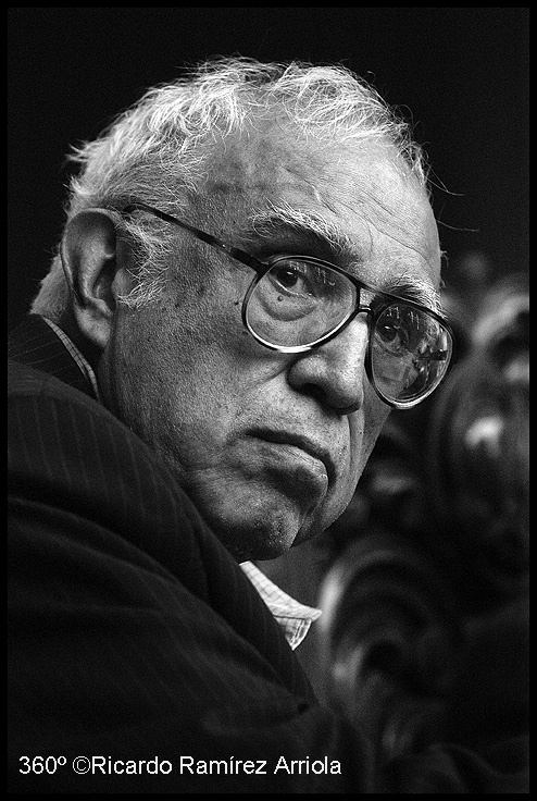 Tu lenguaje no es neutral.

La palabra “naco” no significa lo que crees.  

Carlos Monsiváis pasó décadas explicando cómo esta palabra revela el clasismo más profundo del país.  

Este es el análisis que nadie se atrevía a hacer: 🧵