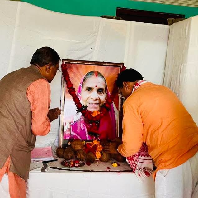 आज नरसिंहपुर जिला अध्यक्ष श्री Ramsnehi pathak जी के करेली निवास पर जाकर स्वर्गीय माता जी चित्र पर पुष्पांजलि अर्पित कर श्रद्धांजलि अर्पित की।