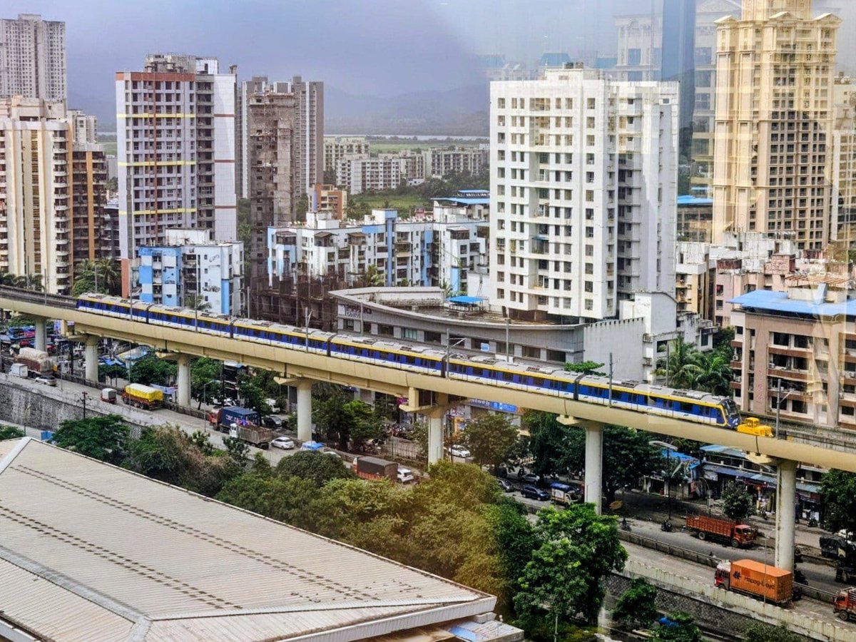 Get Set Go- The complete six-coach metro train is now assembled. Green Line 4 (Thane-end) #TrainsAreComing