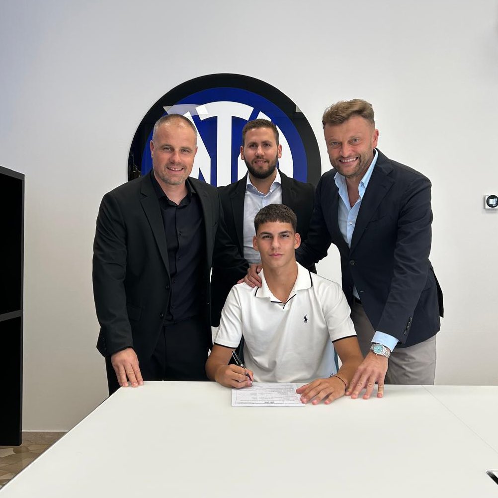 FabrizioRomano's tweet photo. ⚫️🔵🇭🇷 Croatian right back Duje Slatina has formally signed his Inter contract today. https://t.co/YBiG9nFzSY