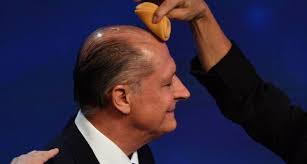 Logo na abertura de sua fala na reunião ministerial desta terça-feira, Geraldo Alckmin justificou não estar como os demais com o boné ‘O Brasil é dos brasileiros’ na cabeça: “Eu acredito que é dos carecas que elas gostam mais!” Ou seja, já está em campanha para 2026.