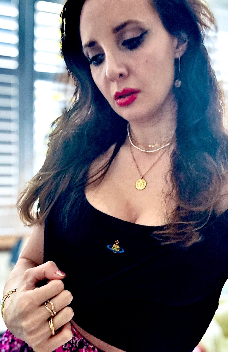 LaurantoniautiC's tweet image. ~ Love me some Vivienne ~ 🖤✨

~

@FollowWestwood #viviennewestwood #stylepost #style #ootd #outfit #outfitstyle