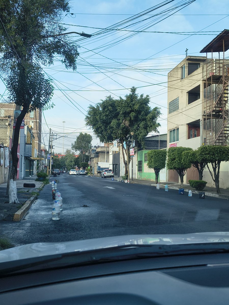 La ley contra los franeleros y aparta lugar,todavía no? Esto es en las inmediaciones del estadio GNP. Y así,todas las calles a la redonda. O con un moche no hay ley? Esto en colonia Ignacio Zaragoza cp 15000 <a href="/SSC_CDMX/">SSC CDMX</a> <a href="/PabloVazC/">Pablo Vázquez Camacho</a> <a href="/A_VCarranza/">Alcaldía Venustiano Carranza</a> <a href="/ClaraBrugadaM/">Clara Brugada Molina</a>