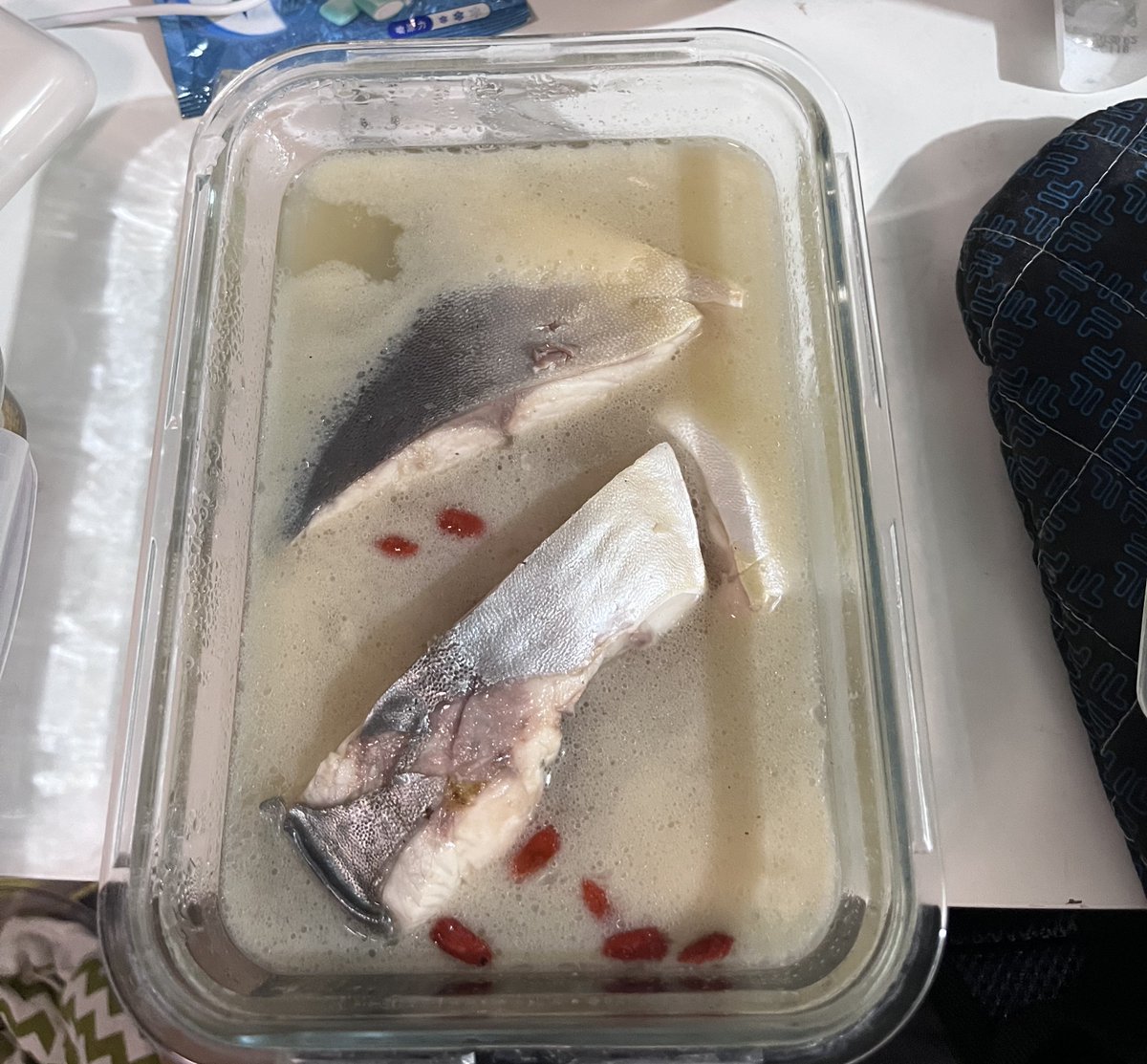 關於飼主很愛我
三不五時投餵
然後這次送了一條鱸魚(?)一條白鯧
兩條肉魚一塊忘了什麼魚
還有一包薯條
所以我直接讓飼主的愛昇華成整間診所的便當
妹子：我不吃魚！什麼？糖醋魚我可以！
妹子2:那個是鹹豬肉嗎？我要吃！
醫生：湯我可以！
好的明天大家要被我餵飽飽ㄌ