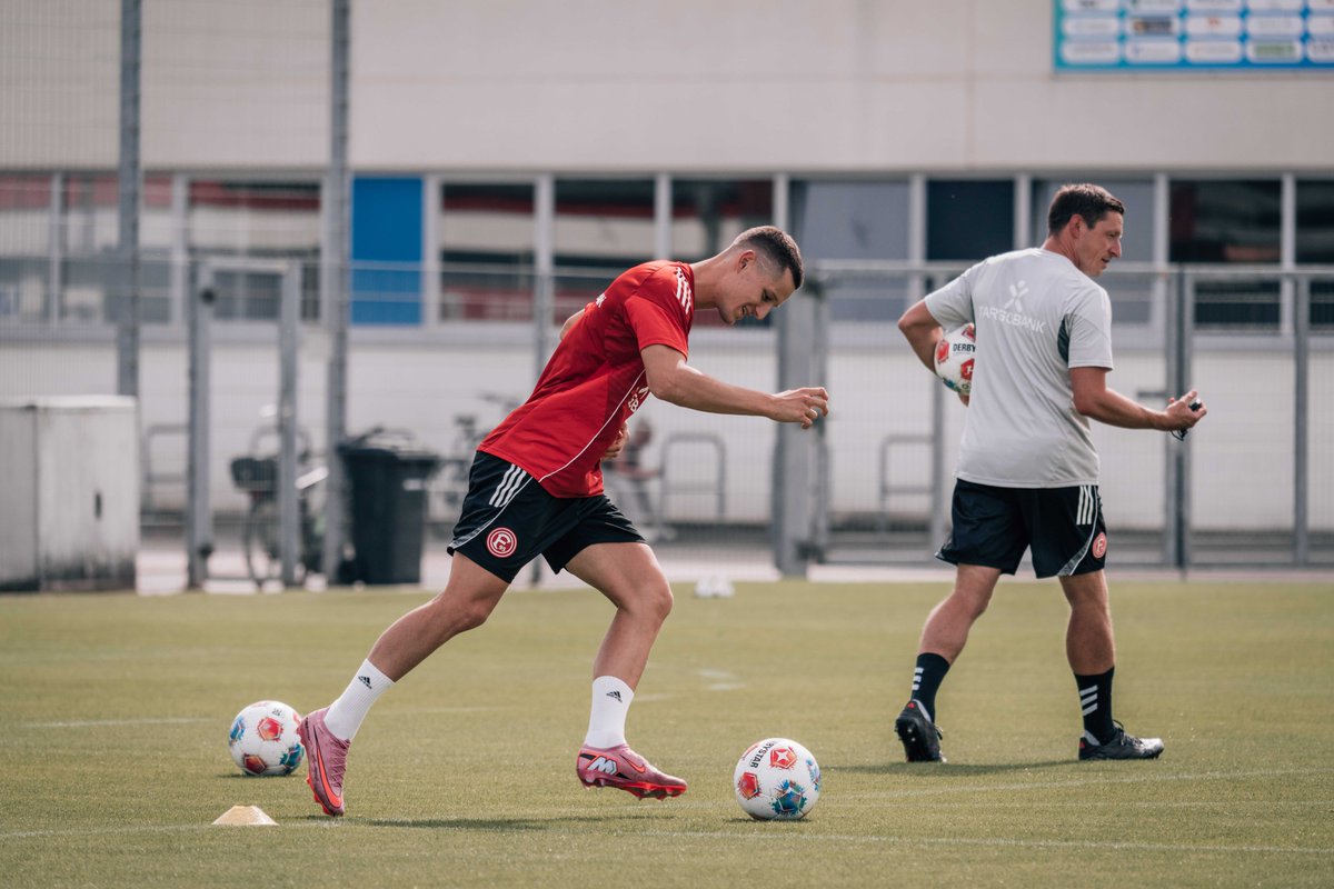 f95's tweet photo. Wie versprochen 🤗
Und dann sind es auch direkt die ersten Eindrücke von Žan #Celar im Fortuna-Training ⚽️
#f95 | 🔴⚪️ | 🔜 #F95KSC https://t.co/3bpFXAJ1b9