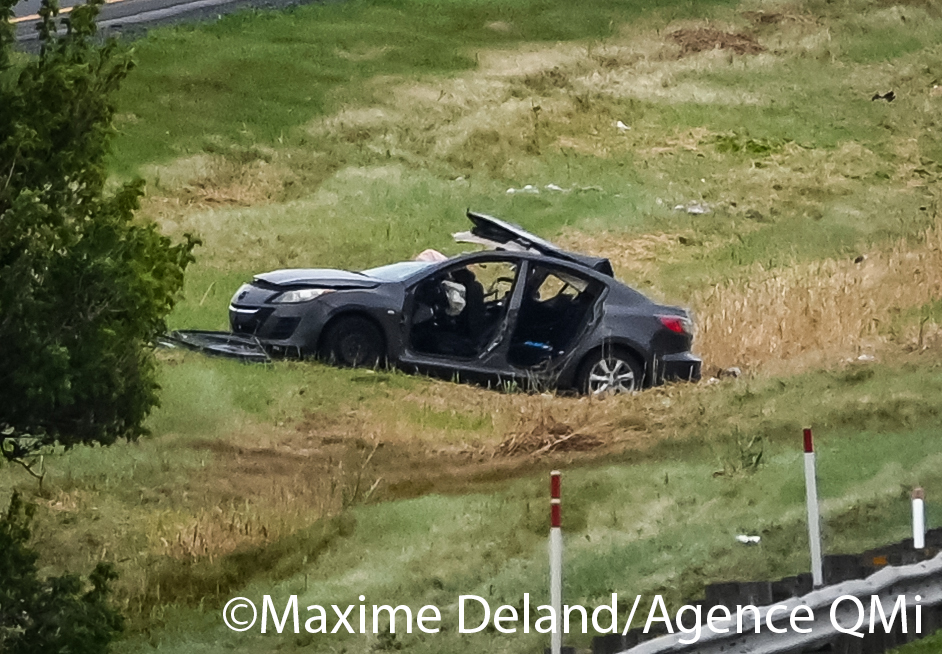 Délit de fuite mortel sur l'autoroute 20 à Saint-Hyacinthe. Un mort et trois blessés. Un semi-remorque est activement recherché par les policiers. Autoroute fermée dans le secteur. Congestion ++