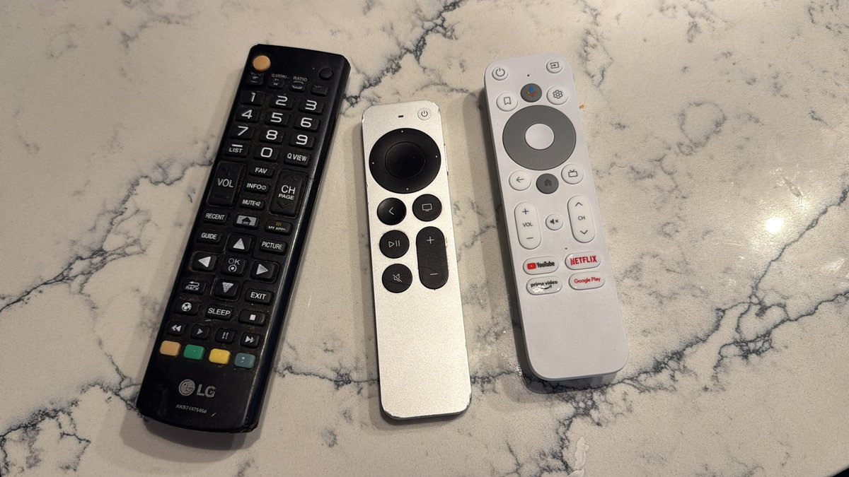 MainorAlonso's tweet image. Como es que hoy en día tenemos tanta tecnología y estandarización de industrias y no me hemos logrado una solución convincente y cómoda para dejar de tener que usar tantos controles remotos