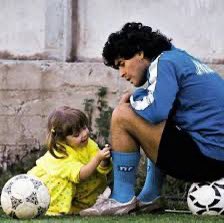 Babble_Football's tweet image. Diego Maradona taking a break from training to play with his daughter. Time really is precious so enjoy these moments as time flies❤️ 🕰️