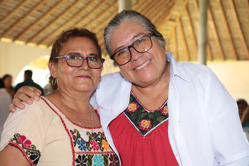 "Amigas y amigos, les comparto que en la Región de la Costa, nos reunimos con líderes y representantes de diferentes comunidades del Municipio de Santa María Colotepec, donde informamos sobre las actividades que estamos realizando desde el Senado de la República