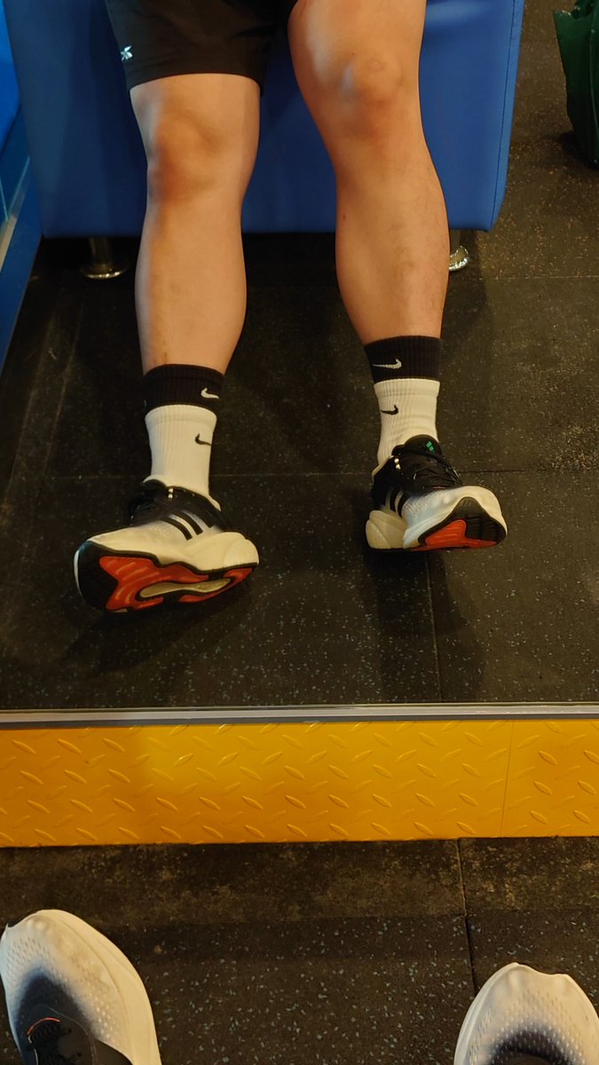 8/29（五）傍晚到台北
8/31（日）晚上離開~~
有沒有北部的手套控白襪控朋友要見面交流呀 XDD