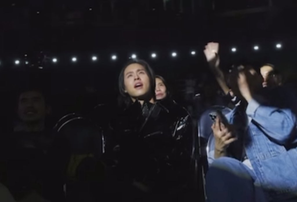 นอกเรื่องนะ แล้วฮีหล่อมาก หล่อสัส มัดผมไปเฝ้าแฟนซ้อมคอน ถือแท่งไฟ 1 อัน อีดอกกุนึกว่าฟิค