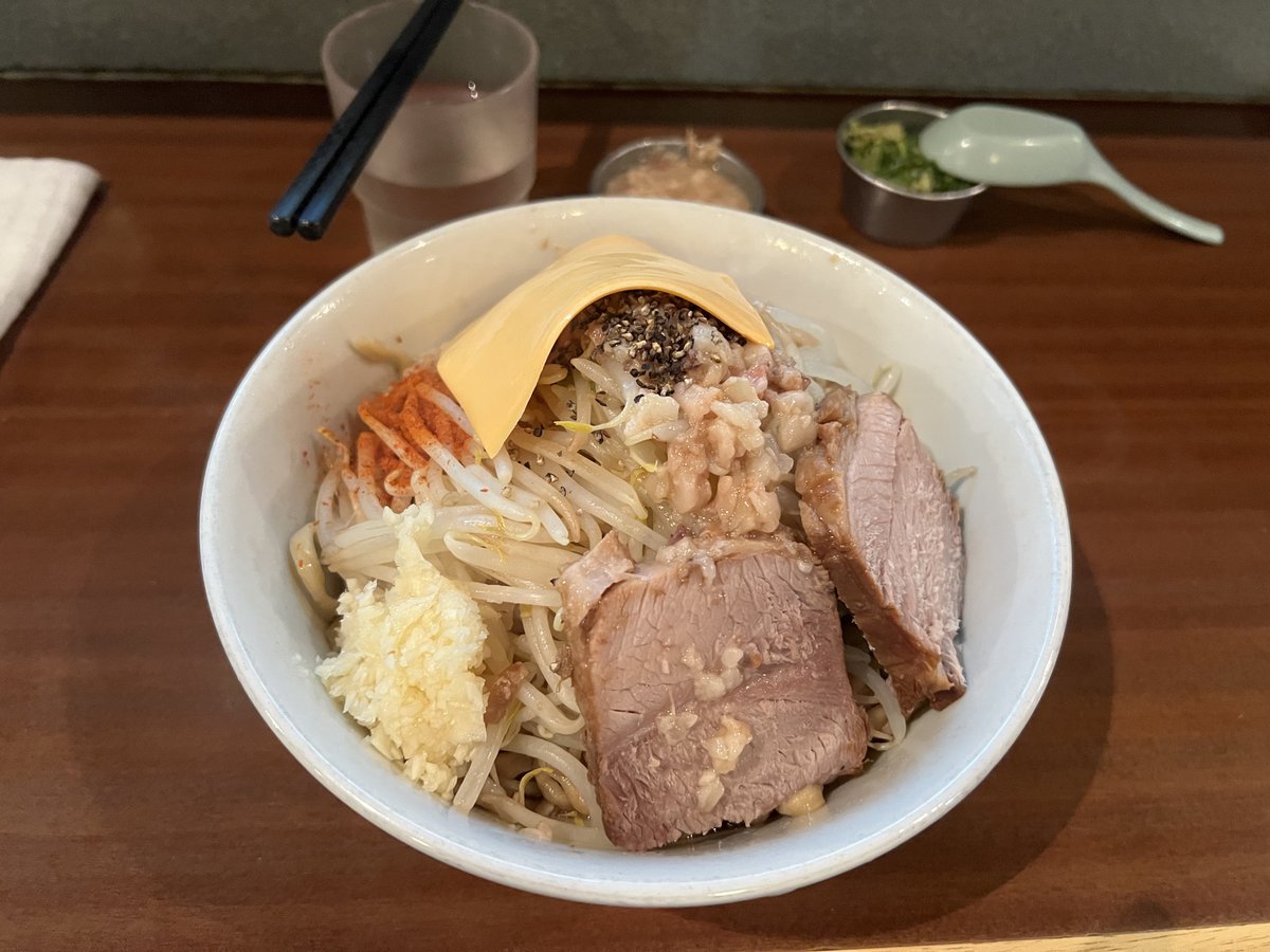 久々に規模来た！初の汁なし
塩ネギトッピング神すぎるんよな。美味かった