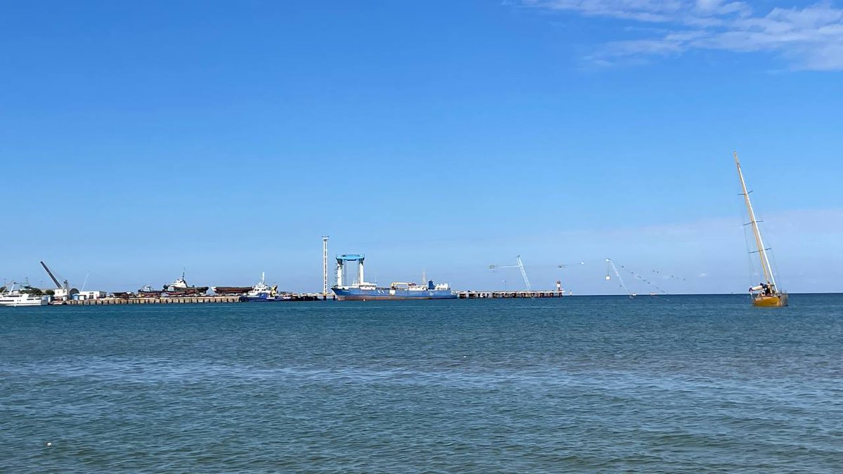 dim447's tweet image. Когда якорь не держит, то #яхта ловит мель..