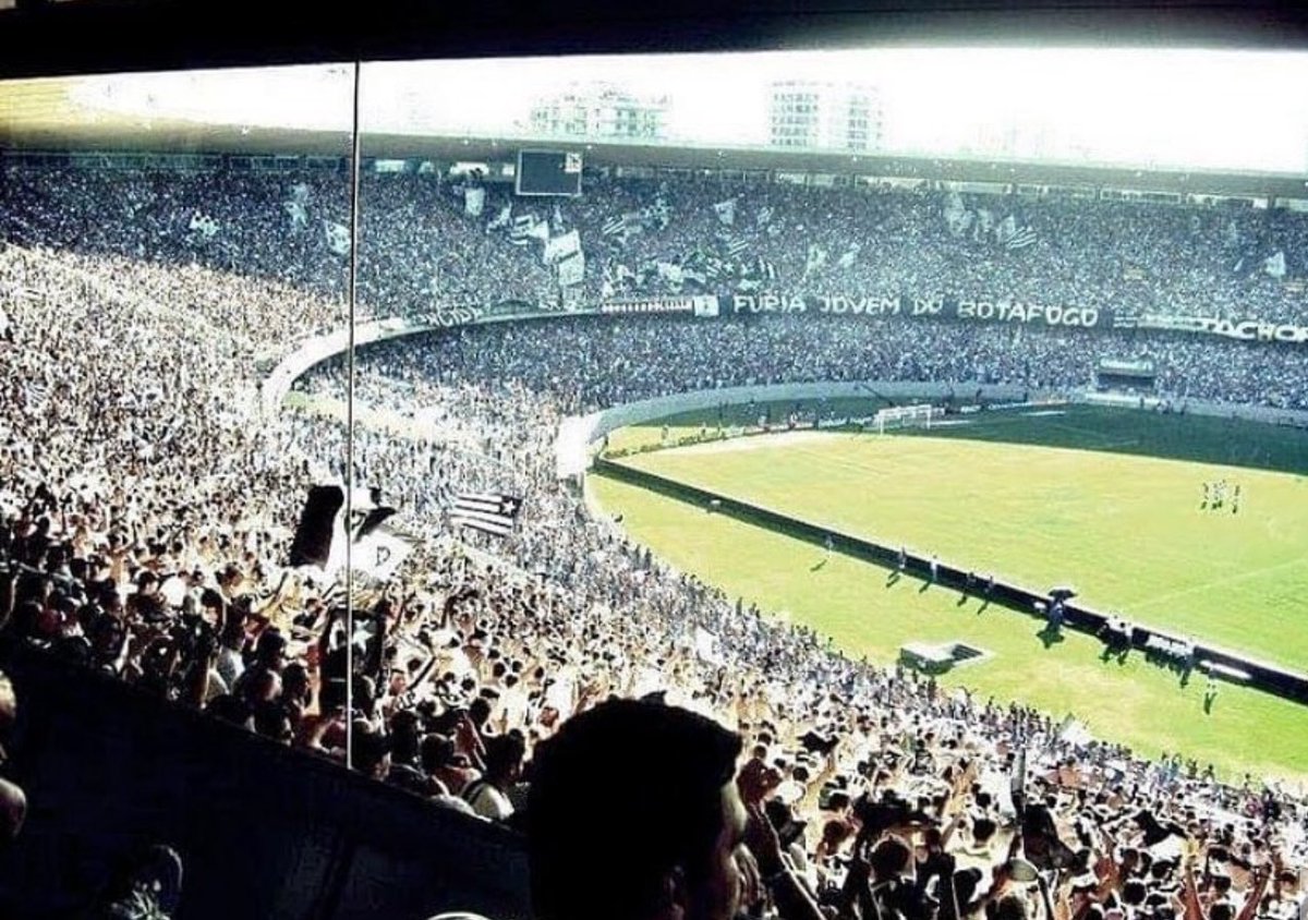futnostalgico's tweet image. Torcida do @Botafogo no Maracanã em 2009.