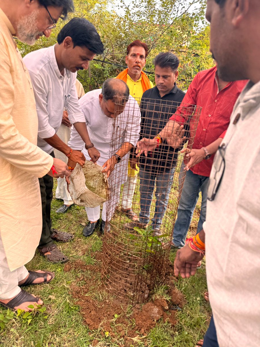 आज #एक_पेड़_मां_के_नाम अभियान के अंतर्गत साईंखेड़ा में पौधारोपण किया।

मां और प्रकृति – दोनों ही जीवन का आधार हैं।

आइए, हम सब मिलकर पर्यावरण संरक्षण का संकल्प लें।

#EkPedMaaKeNaam #TreePlantation #GoGreen #Environment #GreenFuture #PlantATree #SaveNature #Sankheda