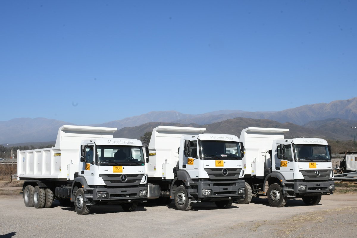 Sumamos tres nuevos camiones a la Dirección Provincial de Vialidad. 

✔️Con esta entrega y la reciente incorporación de motoniveladoras y rodillos, seguimos modernizando nuestra maquinaria para mejorar los caminos de la provincia.

➡️Invertir en infraestructura vial es clave para